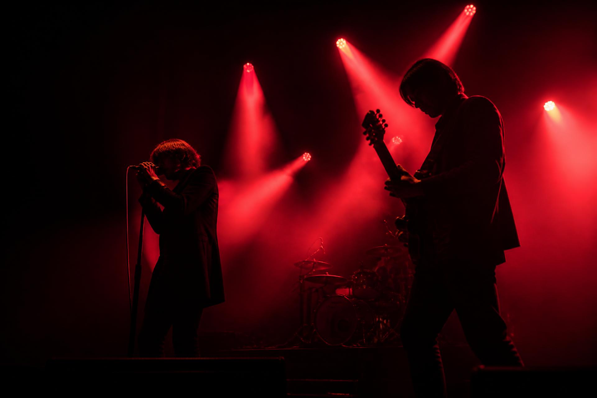 Band live auf einer Bühne im roten Scheinwerferlicht
